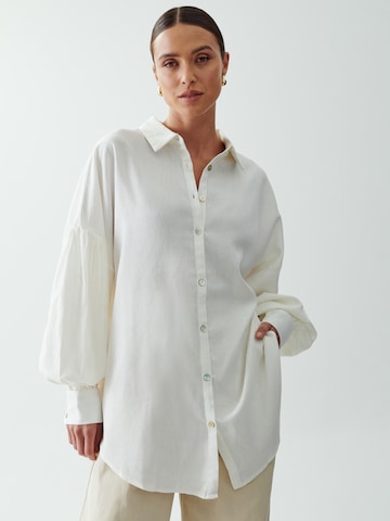 The Fated Blouse 'VAL' in White: front