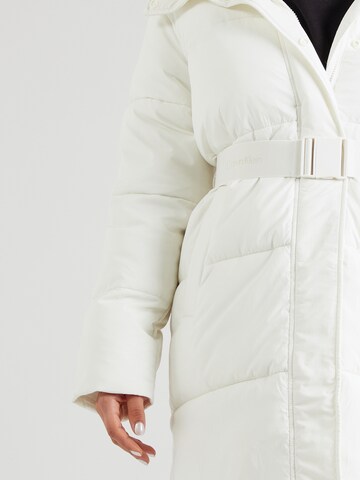 Veste d’hiver Calvin Klein Jeans en blanc
