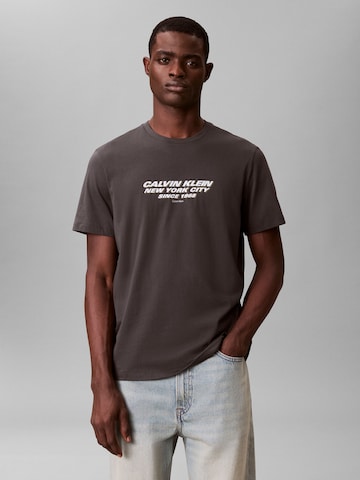 Calvin Klein Тениска в сиво: отпред