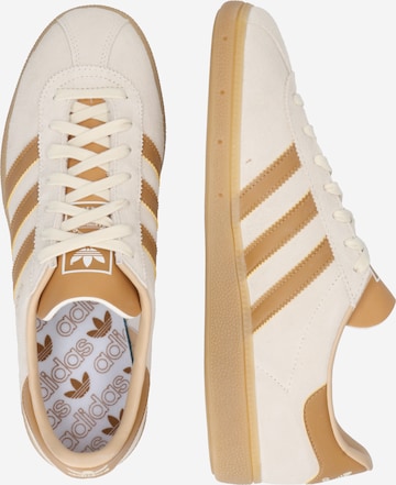 ADIDAS ORIGINALS Trampki niskie 'Munchen' w kolorze beżowy