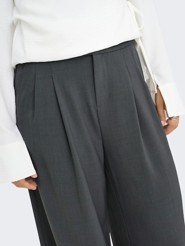 Regular Pantalon à pince 'SVEA' ONLY en gris