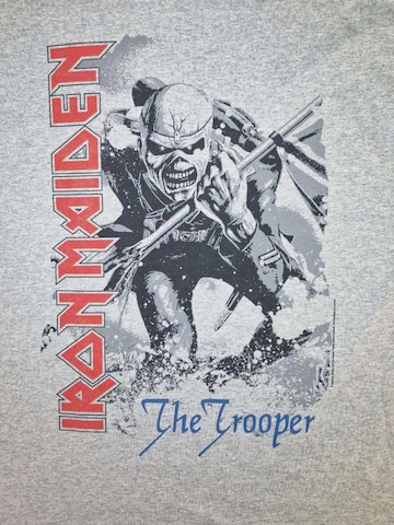Iron Maiden Koszulka 'Iron  Maiden Trooper Close-Up  T-Shirt' w kolorze szary