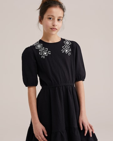 WE Fashion Платье в Черный: спереди