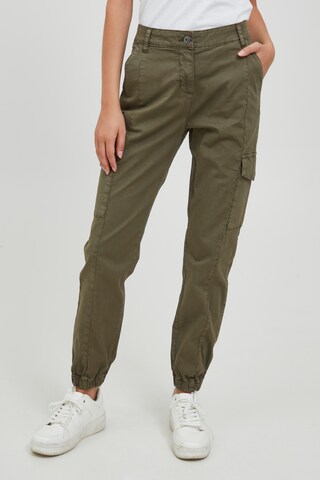 Oxmo Tapered Cargo Pants in Green: front