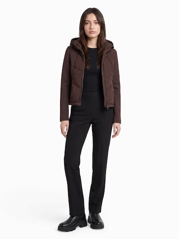 Bershka Přechodná bunda – hnědá