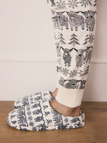 balts Next Mājas apavi: no priekšpuses