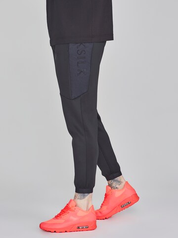 Effilé Pantalon cargo SikSilk en noir