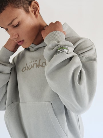 Felpa 'KINETICS' di Bershka in grigio: lato