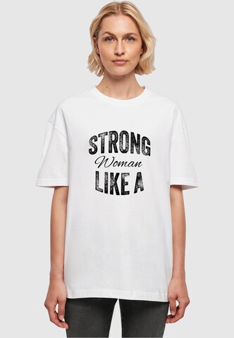 Merchcode T-Shirt 'Strong Like A Woman' in Weiß: Vorderseite