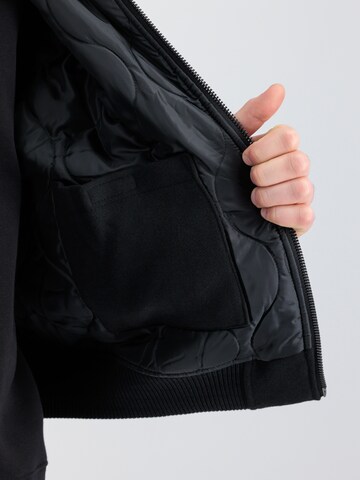 ALPHA INDUSTRIES Prehodna jakna | črna barva