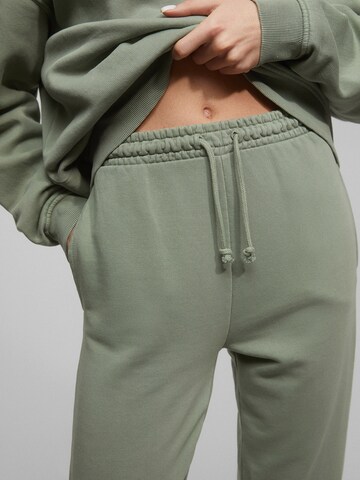 Tapered Pantaloni de la Pull&Bear pe verde