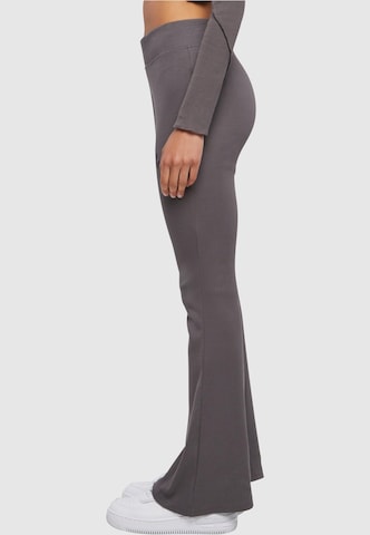 évasé Pantalon Karl Kani en gris