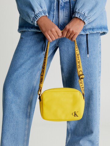 Calvin Klein Jeans Umhängetasche in Gelb
