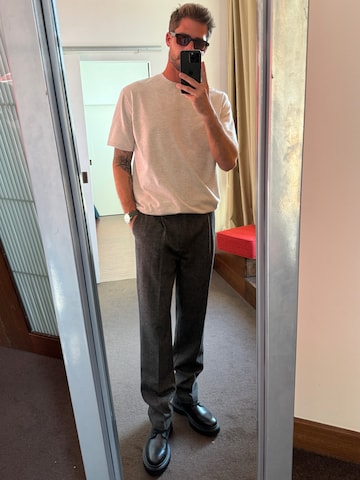 TRAPP Свободный крой Плиссированные брюки в Серый