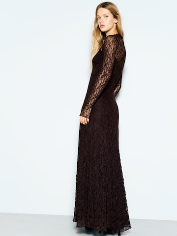 Robe Bershka en marron : sur le côté