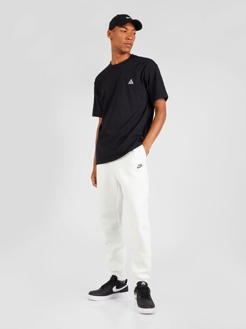 Tapered Pantaloni di Nike Sportswear in bianco