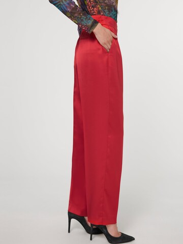 MADELEINE Loosefit Hose in Rot