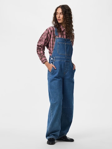 Barrel Pantaloni con pettorina 'ALICE' di PIECES in blu