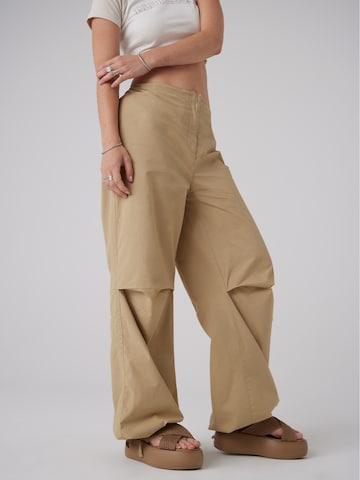 Loosefit Pantaloni 'Silva' di A LOT LESS in beige