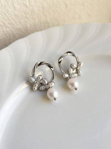 Kamakula Earrings 'Floral Pearl' in Silver