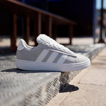 ADIDAS SPORTSWEAR Σνίκερ χαμηλό 'Grand Court Alpha 00s' σε γκρι