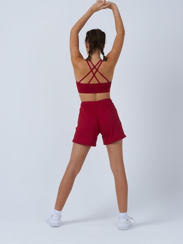 Loosefit Pantaloni sportivi 'Bermuda Shorts' di SPORTKIND in rosso