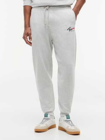 Tommy Jeans Tapered Housut värissä harmaa: etupuoli