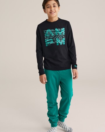 Pijamale de la WE Fashion pe negru: față