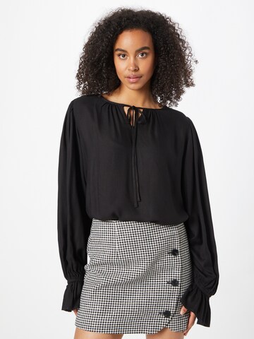 Line of Oslo Blouse in Zwart: voorkant