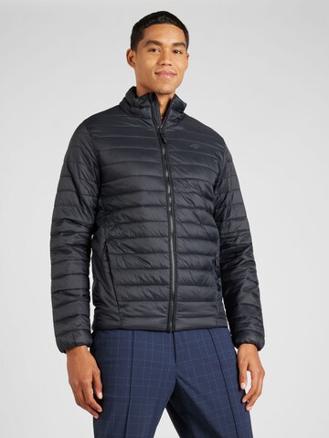 4F Outdoorjacke in Schwarz: Vorderseite
