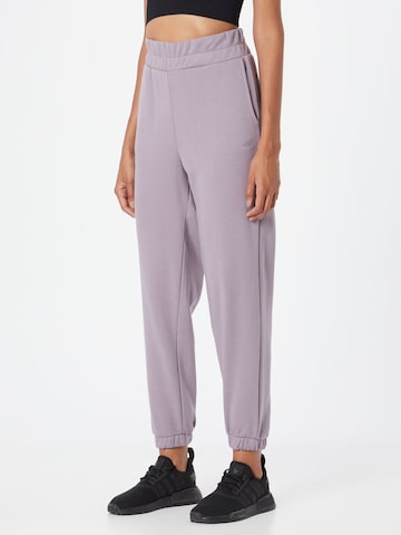 4F Tapered Workout Pants in Purple: front