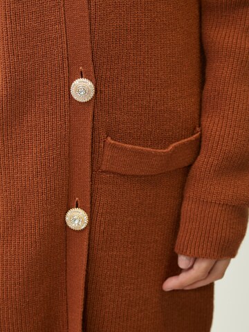 Influencer Strickjacke in Braun