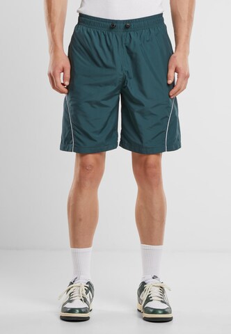 Urban Classics Regular Shorts in Grün