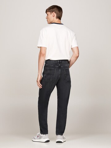 Tommy Jeans Tapered Jeans 'Isaac' in Zwart