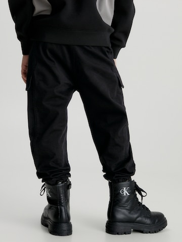 Calvin Klein Jeans Tapered Hose in Schwarz