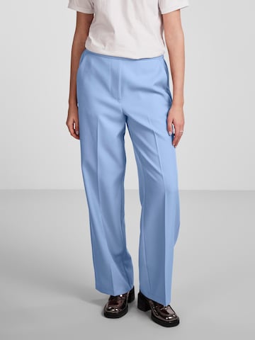 Loosefit Pantaloni con piega frontale 'NEVA' di PIECES in blu