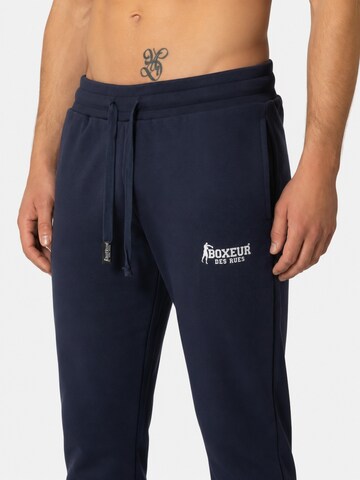 Boxeur des Rues Regular Sports trousers 'Herren Jogginghose Boxeur des Rues mit Kordelzug mit Metallspitzen, Marineblau, Weißes Logo, Baumwolle' in Blue