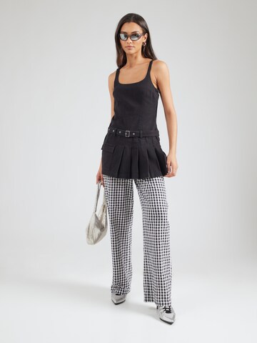 Rochie de la Monki pe negru