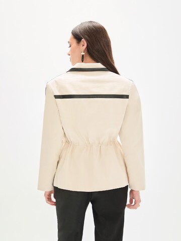 Blazer Lola Casademunt en beige