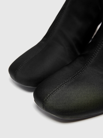 Botine de la Pull&Bear pe negru