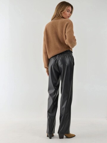 Hiccup Regular Trousers in Black