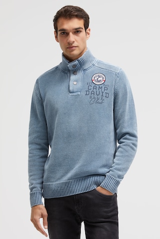 CAMP DAVID Troyer-Pullover aus Chenille mit Print und Patch in Blau: Vorderseite