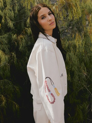 KAVAZI Демисезонная куртка в Белый