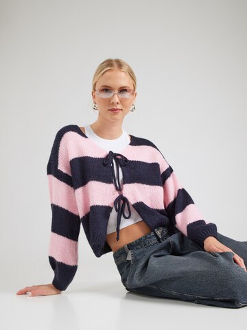 Hailys Strickjacke in Blau: Vorderseite