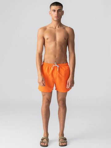 Shorts de bain ' Swimshorts ' TEESHOPPEN en orange : devant