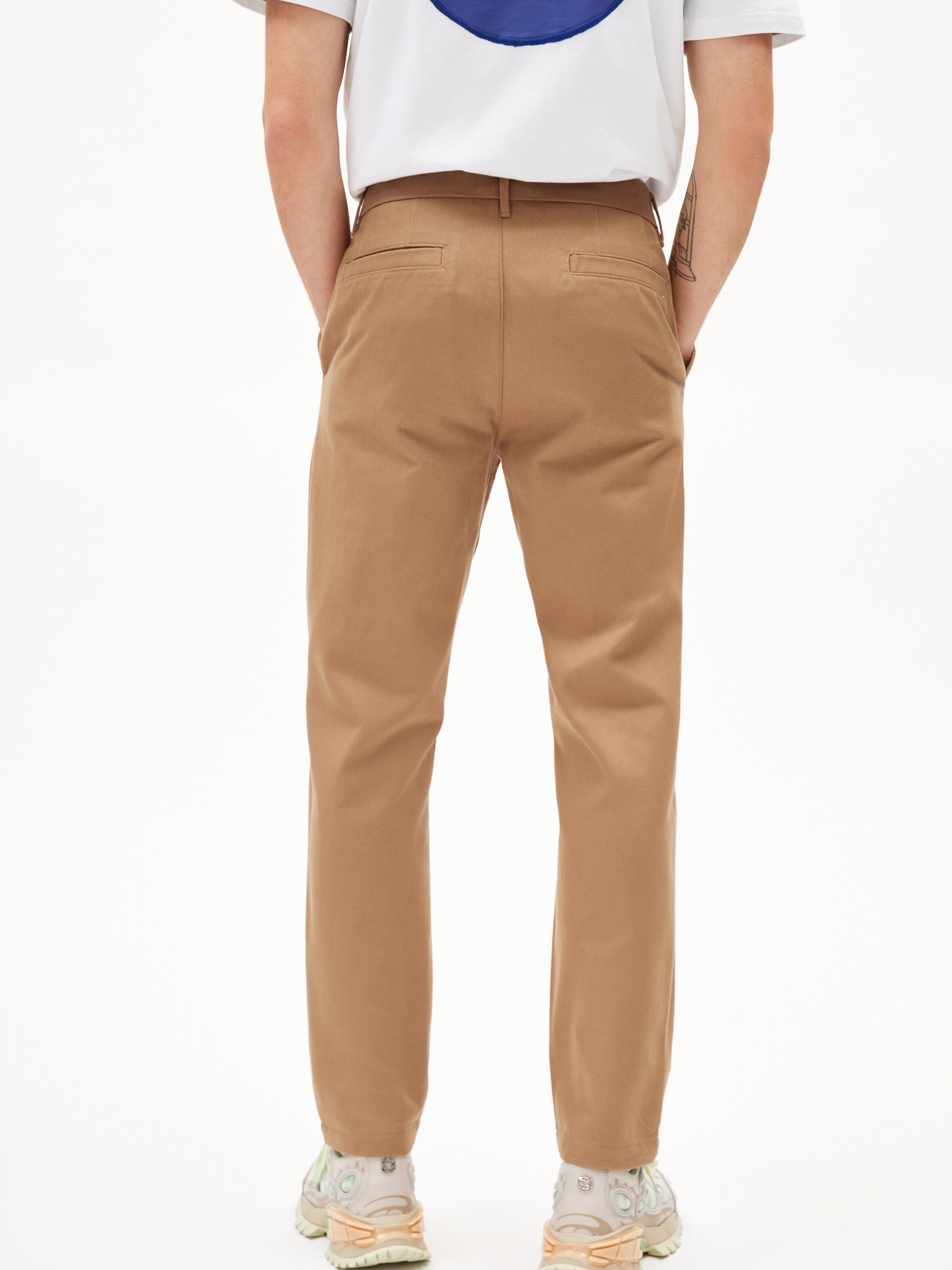 ARMEDANGELS Tapered Broek ' ANAAR PREMIUM ' in Bruin: voorkant