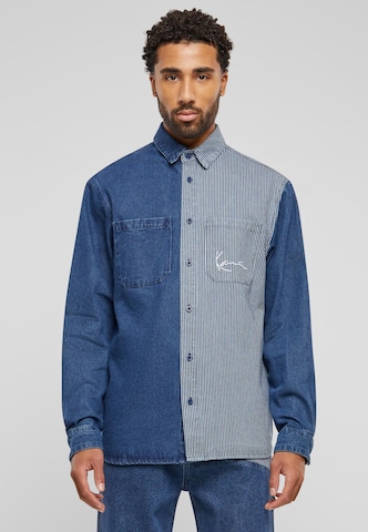 Coupe regular Chemise Karl Kani en bleu : devant