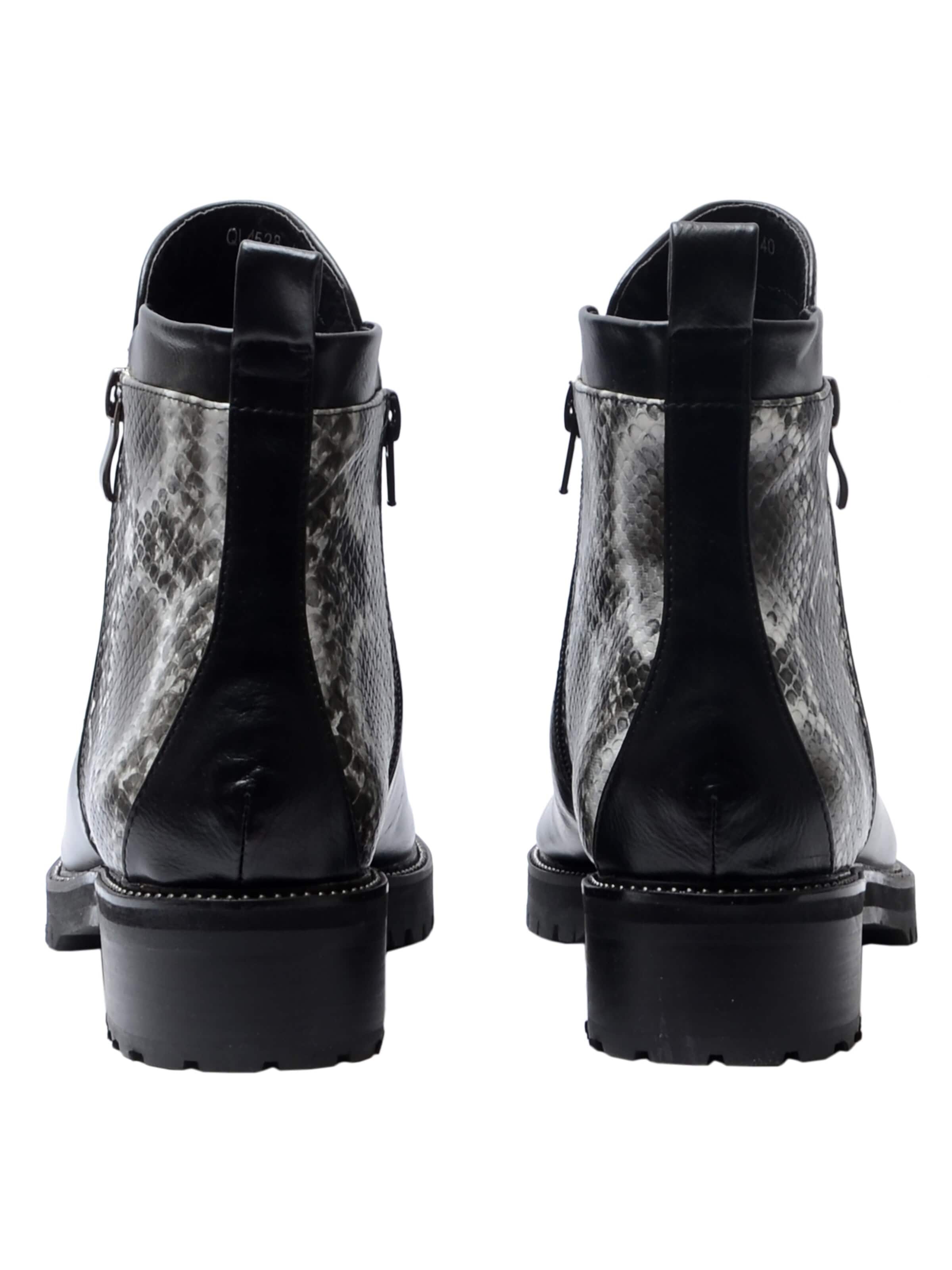 Ankle boots di The Divine Factory in nero