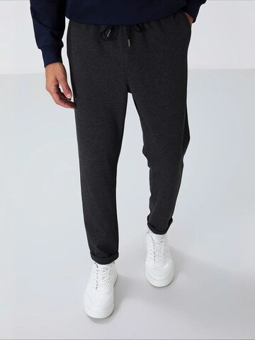 Pantalon de sport 'Jogginghose' Tommy Life en gris : devant