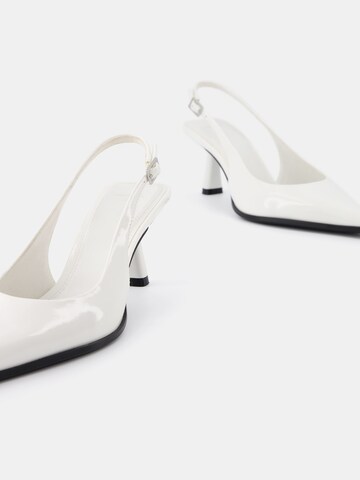 Bershka Дамски обувки на ток с отворена пета в бяло